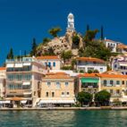 Panoramic view from the sea of Poros island in Aegean sea, Greece | Von Anton Petrus